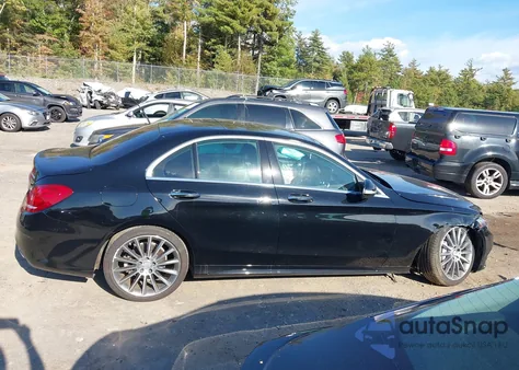 2015 Mercedes-Benz C 300 Sport 4Matic z USA, uszkodzony, nr VIN 55SWF4KB4FU007069